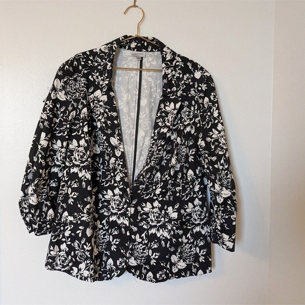 Avenue Size 18 Black and White floral blazer
